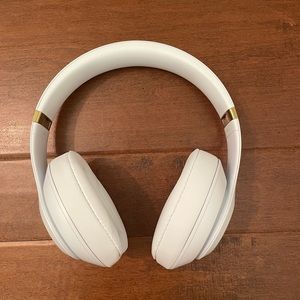 WHITE STUDIO THREE WIRELESS BEATS HEADPHONES